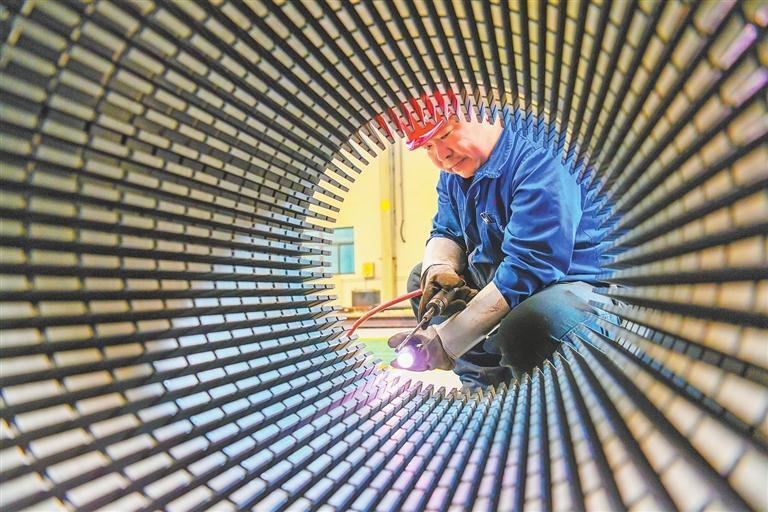 兰州电机厂智能化加工生产线上，工人正在清洁设备。