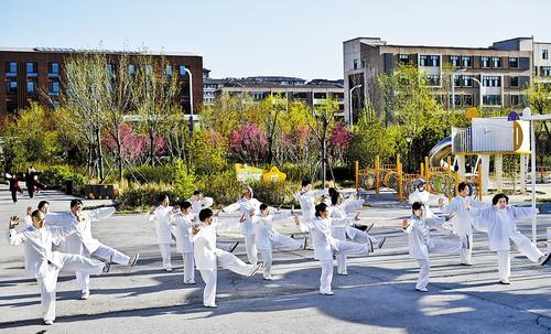 4月11日，雄安新区容西片区贤溪社区居民在桃溪园晨练。
