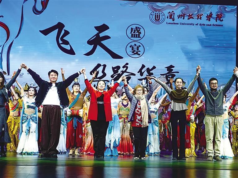 大型原创敦煌舞剧《飞天盛宴　丝路华章》谢幕（左三高金荣，左二金亮。）