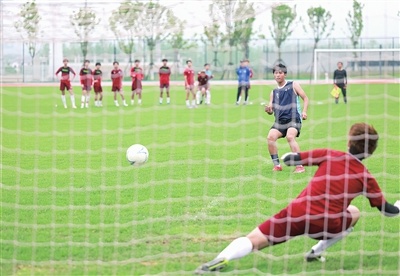 江西萍乡：足球队全新出征（图）