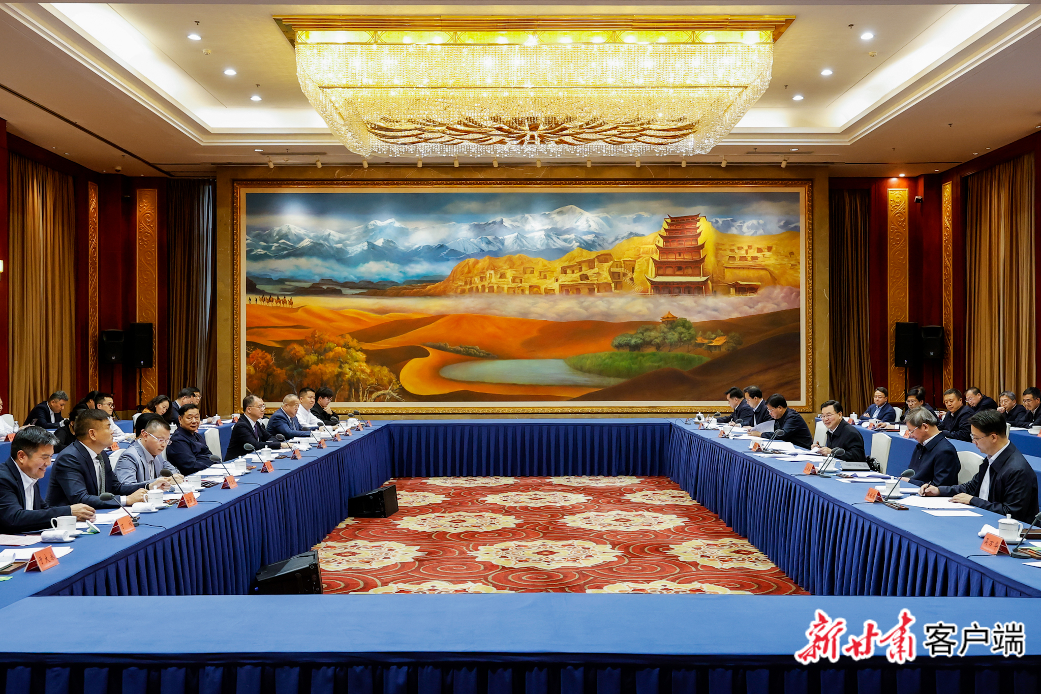 4月10日，省委书记、省人大常委会主任胡昌升在兰州与中国五百强产业联盟考察团举行座谈。新甘肃&middot;甘肃日报记者　孟捷