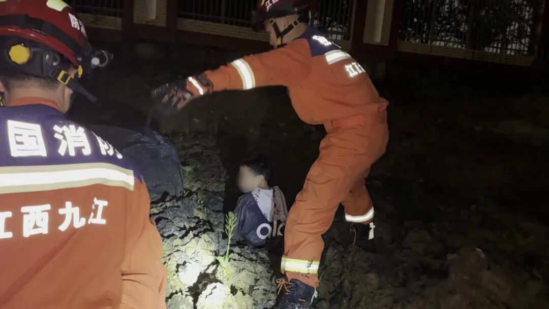 九江一男孩为捡零食深陷泥潭 市民尝试施救未果后报警
