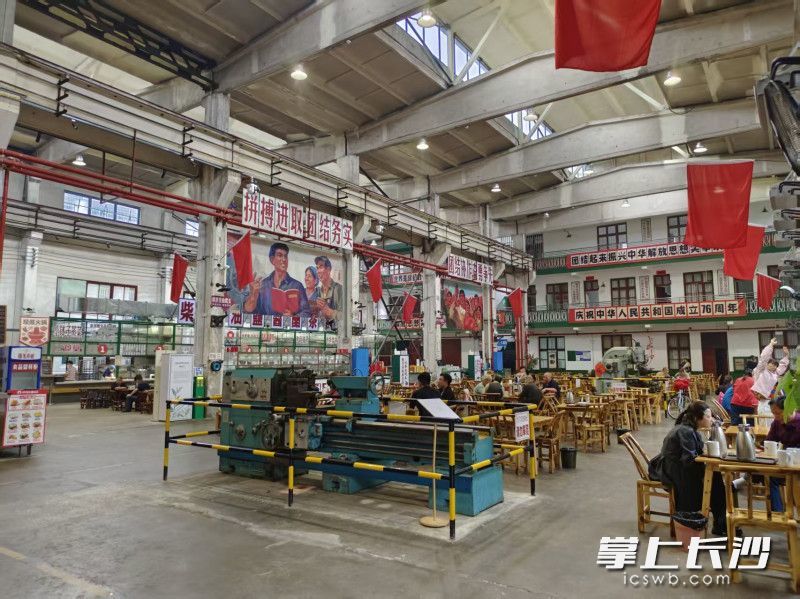 位于曙光路华驿&middot;飞碟营地的曙光茶厂，让人仿佛穿越回上世纪六十年代。