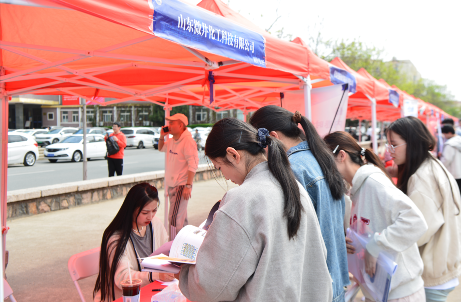 青岛科技大学2026年化工、化学、环境、生物、中德工程、继续教育专场招聘会成功举办