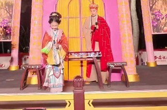 春动植物公园高能时刻！小小华服爱好者舞剑获闫东点赞