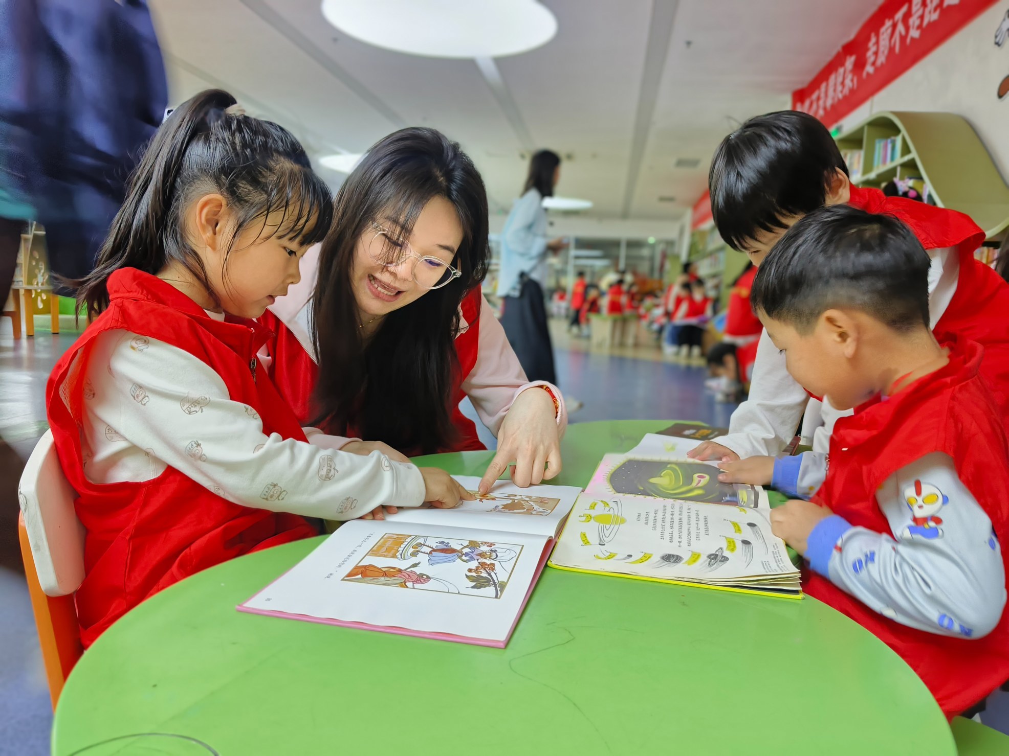 社区志愿者讲绘本故事，新余这场读书月活动让幼儿感受文字魅力