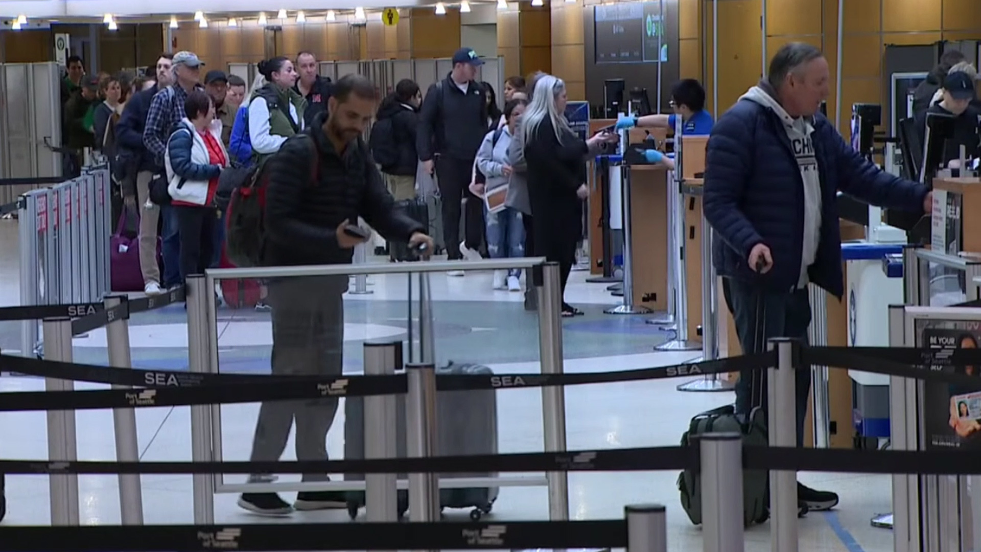 约20位中国学者被美方拒绝入境，我外交部提醒赴美国中国公民注意入境安全风险