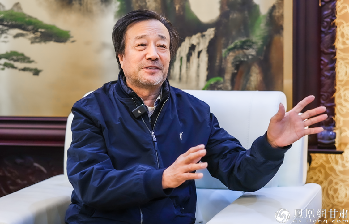 时隔几十年，傅长顺对父辈讲述的铁人故事依然记忆犹新。酒泉市融媒体中心供图