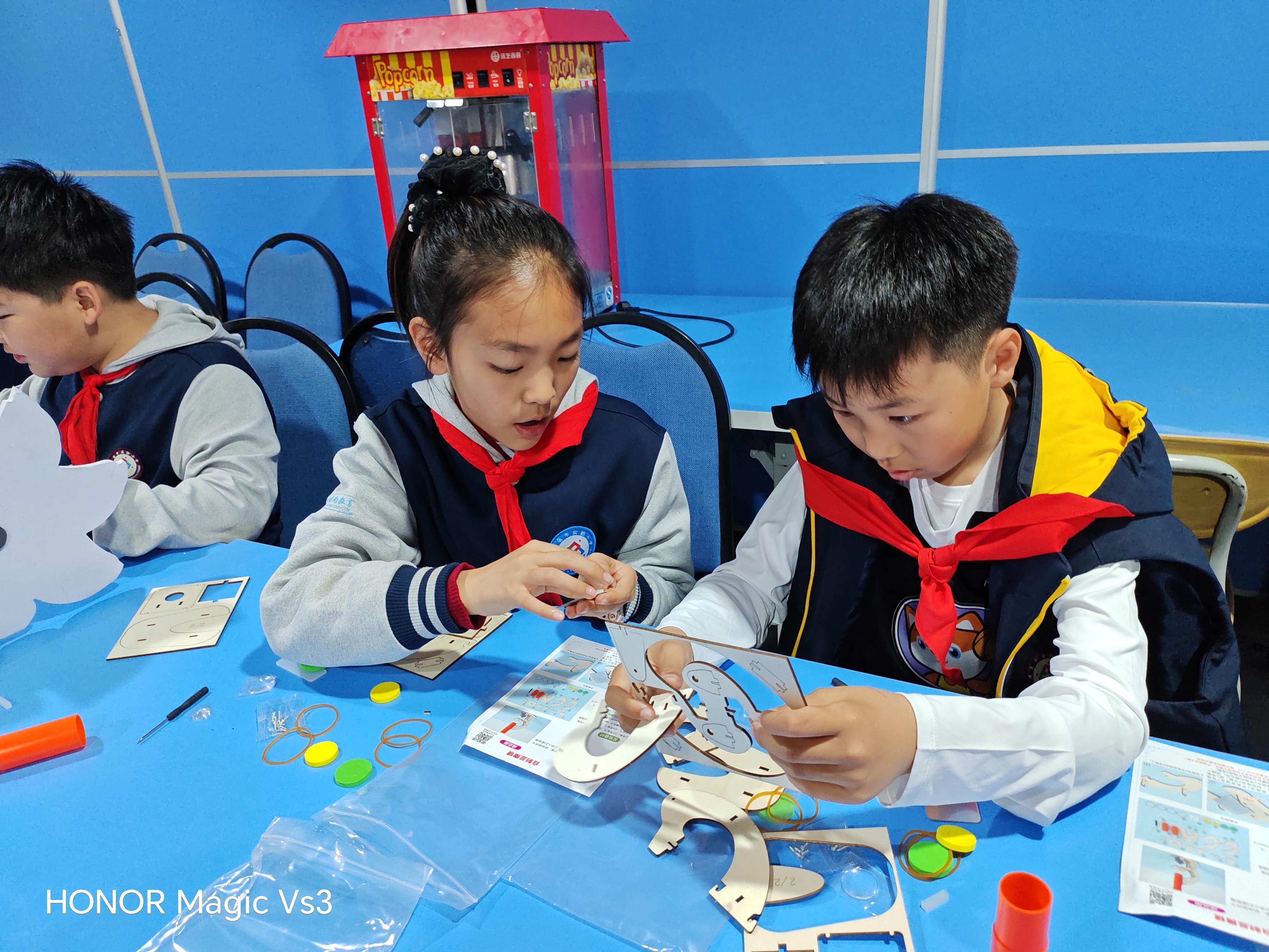 疯狂科学嗨翻天！解锁奇妙新世界——青岛市实验小学四五中队开展STEM科创研学活动