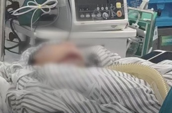 13岁男孩骑车上学时被私拴绳子“锁喉”，食道、气管全断裂，伤势危重，仍在ICU救治
