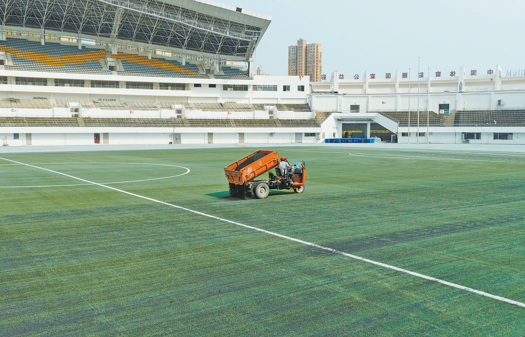 抚州体育中心焕新亮相，7700余平方米人工草坪已铺设完毕