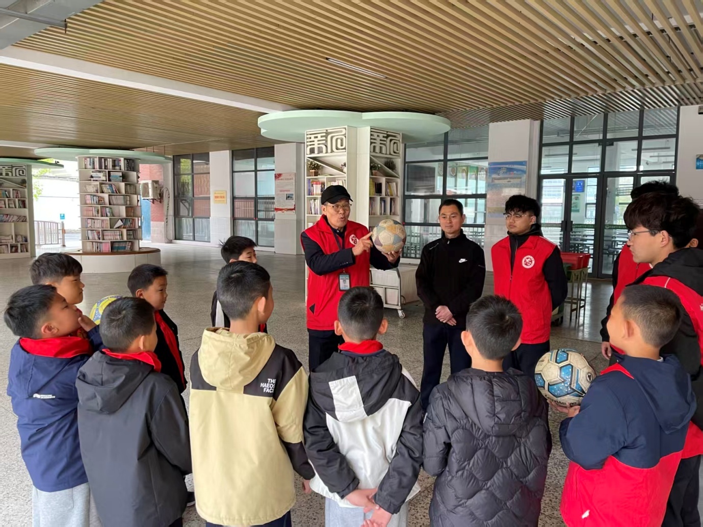 志愿新风润绿茵 文明筑梦育新人——盐城三大志愿服务团队走进新河实验小学开展文明主题足球活动