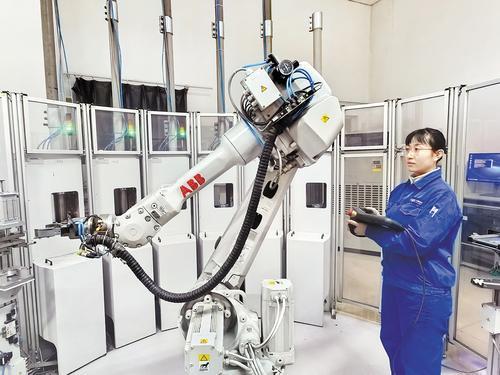 近日，河钢集团石钢公司化学分析中心员工调试快分机器人。 高益芳摄