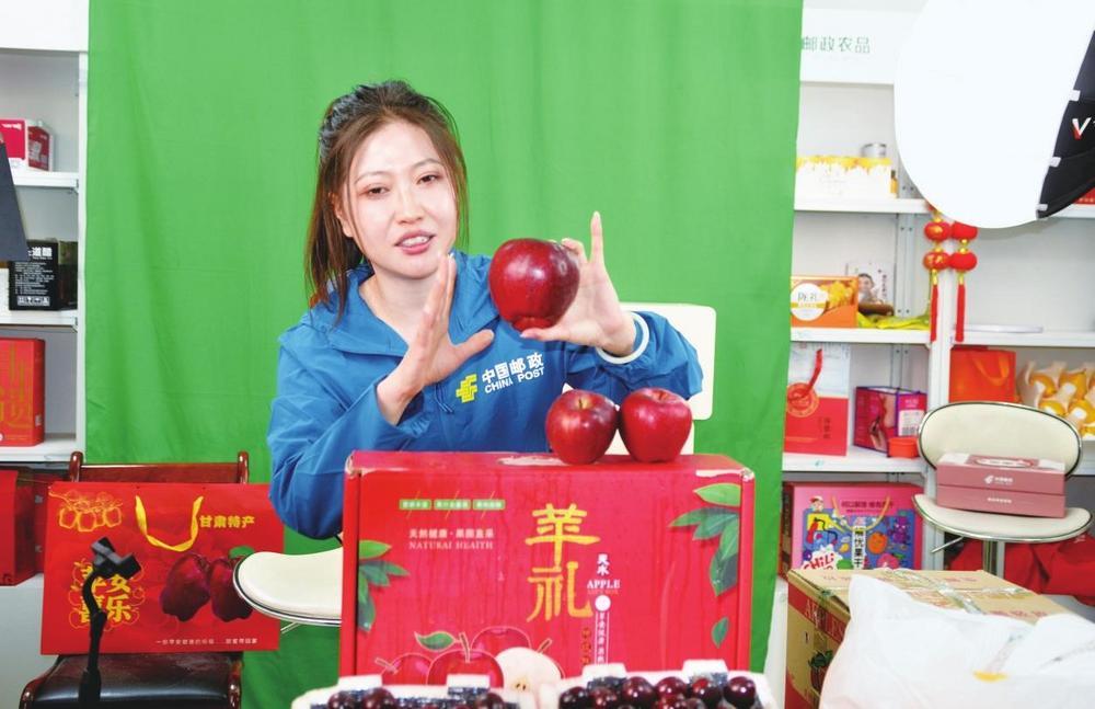 中国邮政直播间，主播在推介天水花牛苹果。