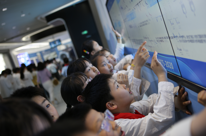 南昌航空大学：逐梦蓝天 大手拉小手