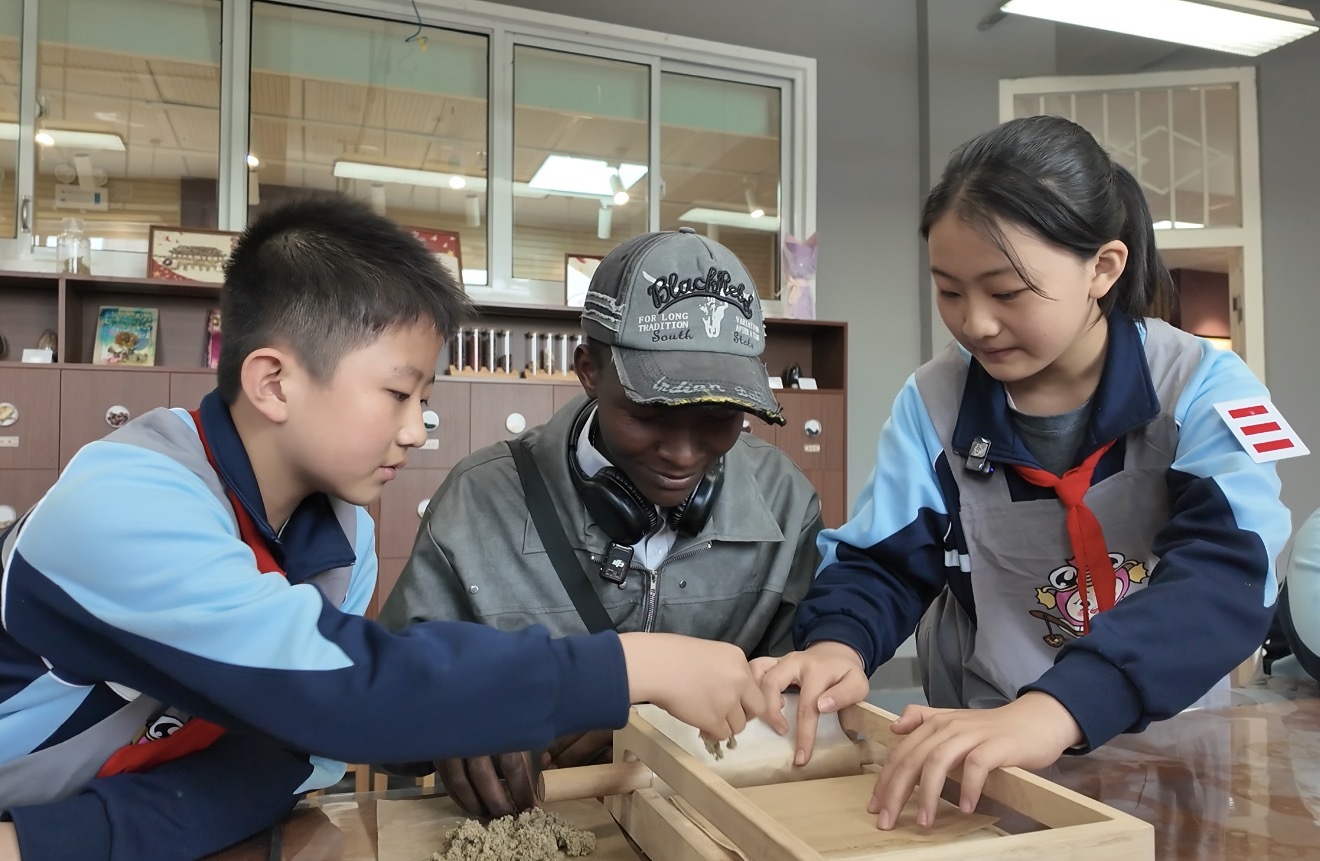 卡尔贝和孩子们一起做艾绒棒