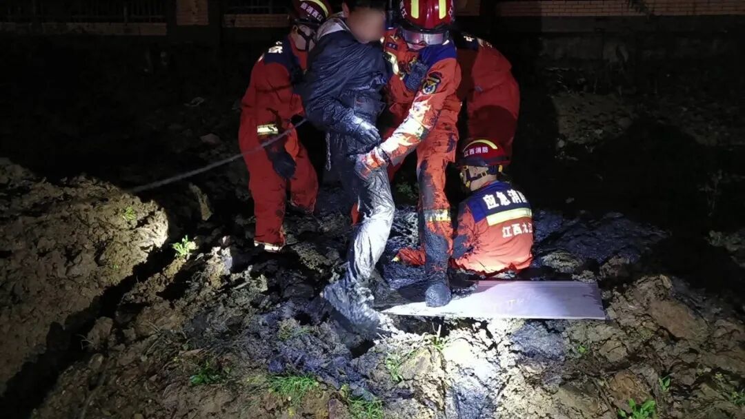 九江一男孩为捡零食深陷泥潭 市民尝试施救未果后报警