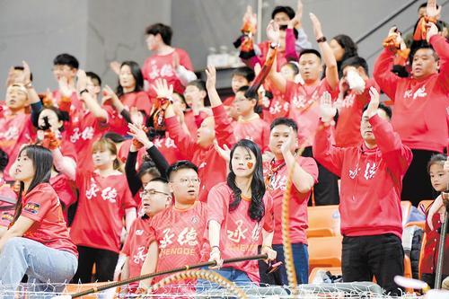 近日,“河北五超”承德队主场看台上,球迷为球队呐喊助威。马志国供图