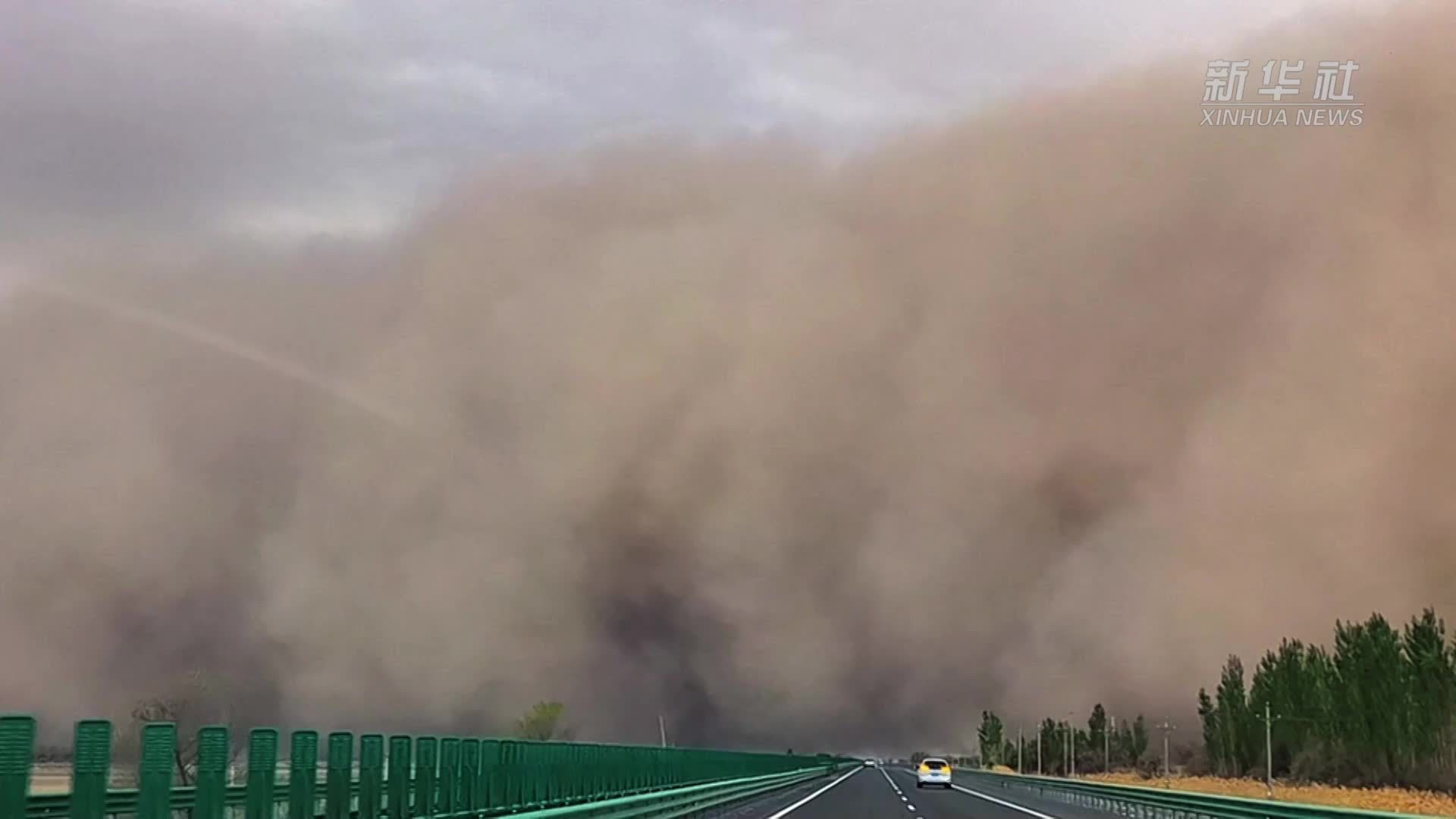 新疆多地出现沙尘暴天气