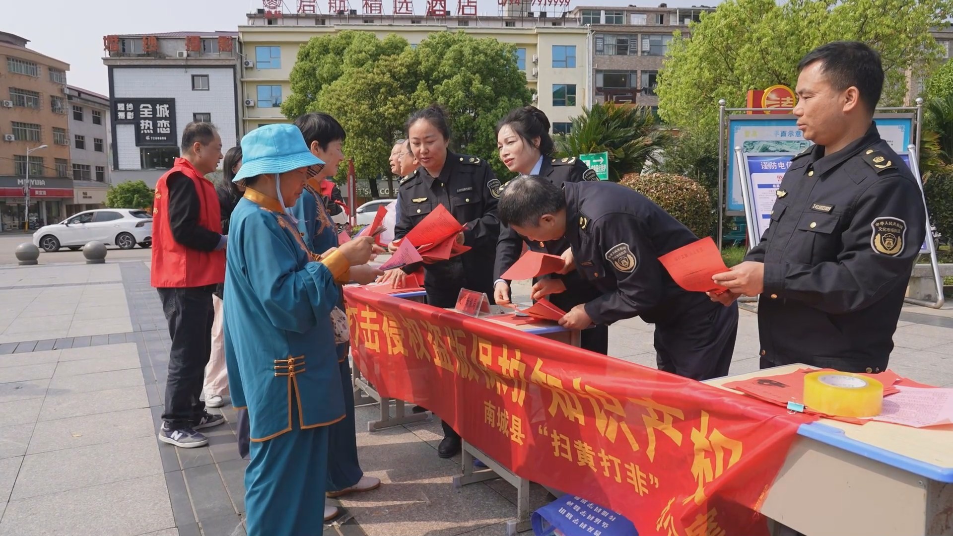 南城开展全民国家安全教育日活动，市民答题闯关学知识