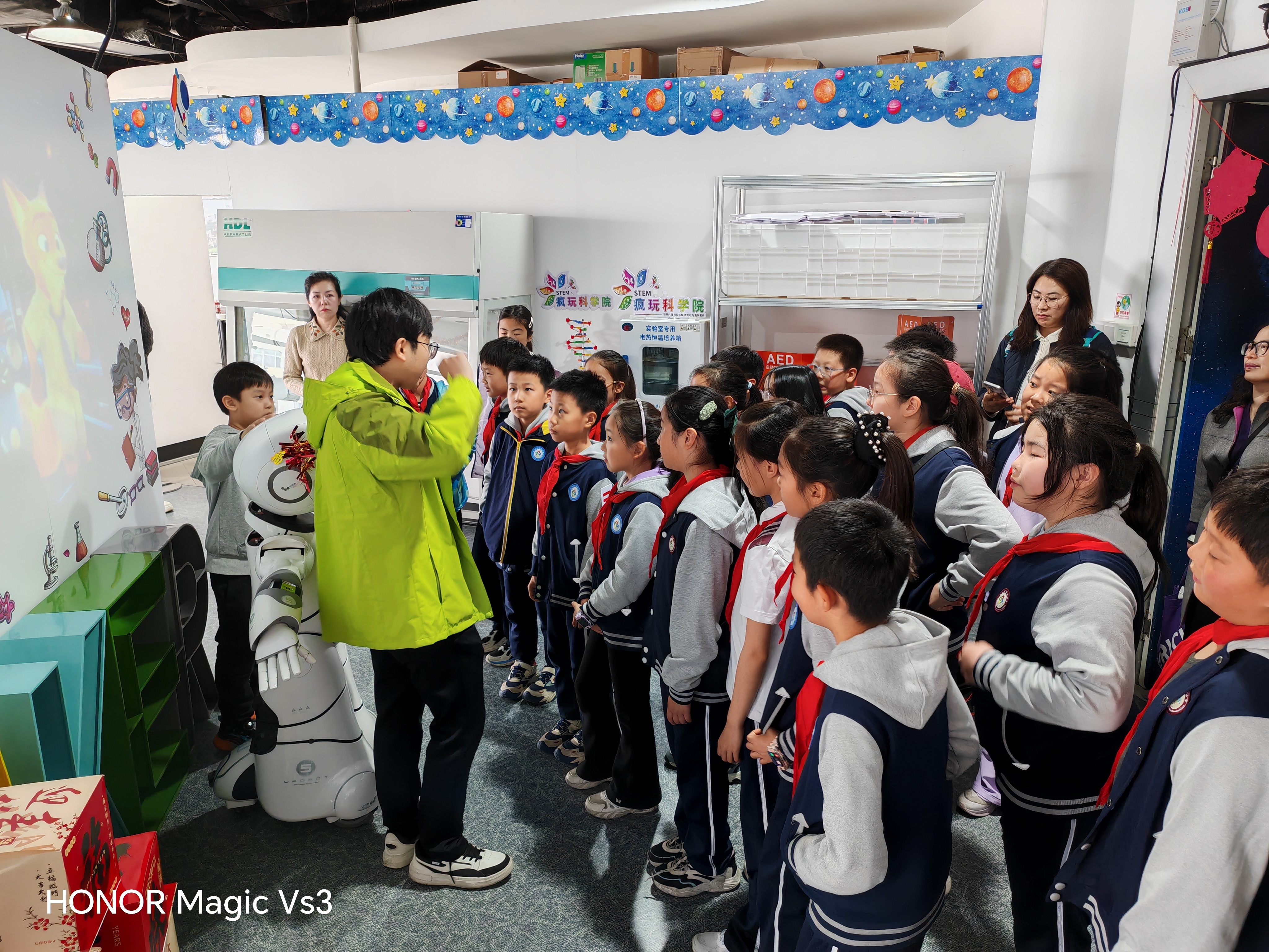 疯狂科学嗨翻天！解锁奇妙新世界——青岛市实验小学四五中队开展STEM科创研学活动