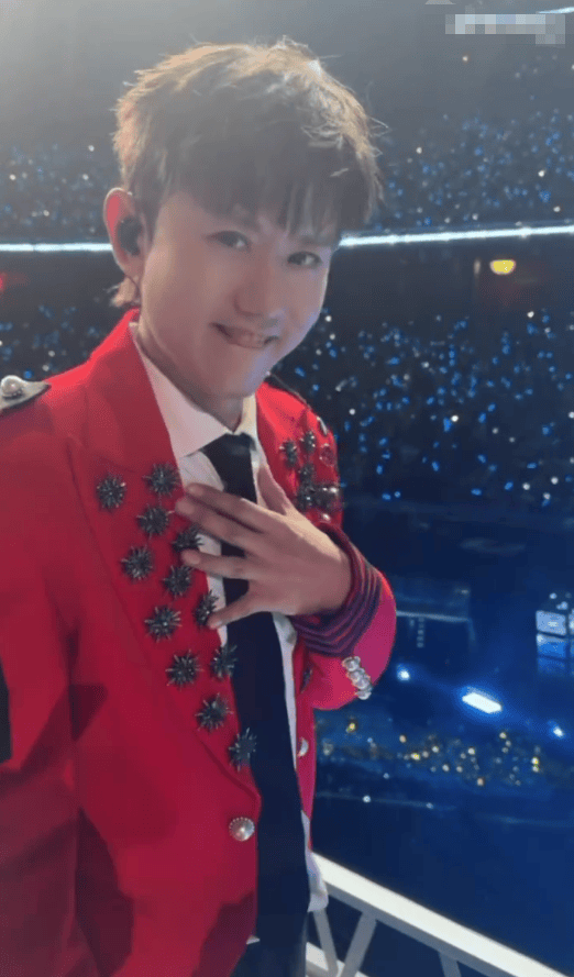 当天，何炅、李维嘉、吴昕、宋丹丹、王祖蓝、沈凌等明星纷纷现身张杰演唱会。