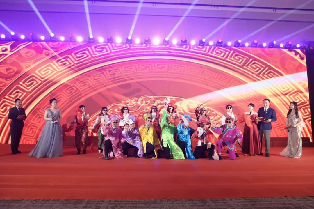 （14位会员企业家表演《东北大秧歌》）