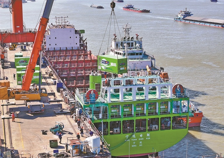 2025年11月29日，工人正在吊装“宁远电鲲”轮的动力“心脏”——10个箱式电池。