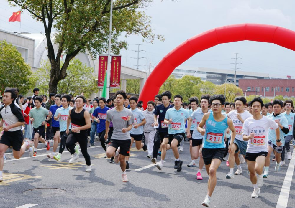 江西工贸职院举行“薪火相传七十载・青春领跑新时代”微型环校马拉松赛