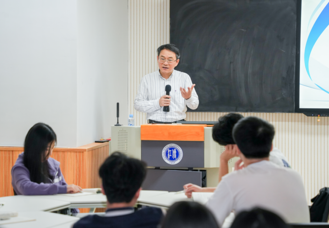 江西传媒职业学院党委书记李雄德走进课堂为大学生讲授思政课