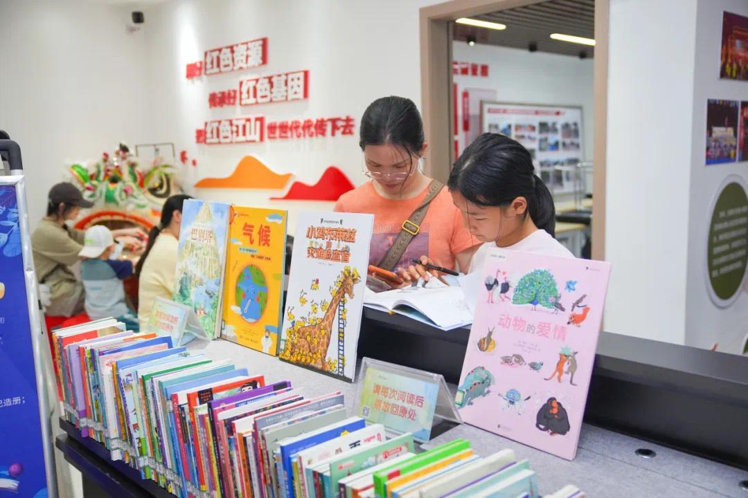 “书香南朗・悦读悦享”读书月启幕 亲子共赴红色书香之约