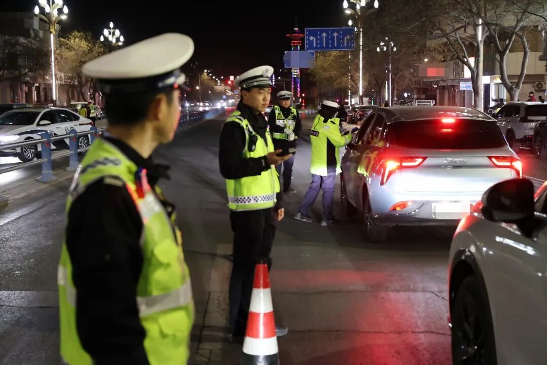 △市公安局金川分局交管大队在重点路段严查酒醉驾违法行为