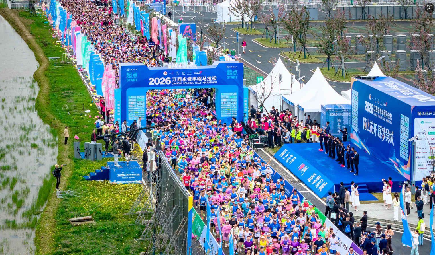 永修半马鸣笛起跑（刘远庆 摄）