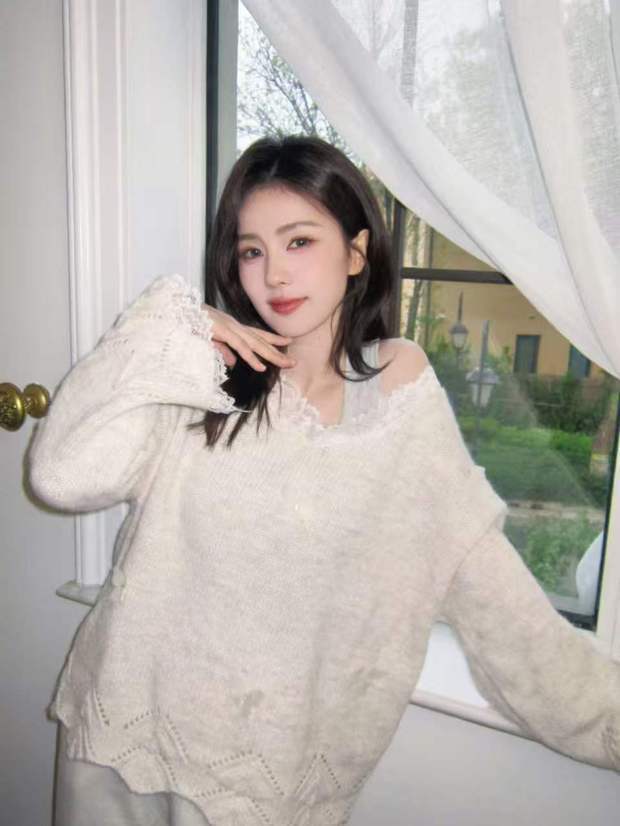 白鹿托腮浅笑，甜度超标。