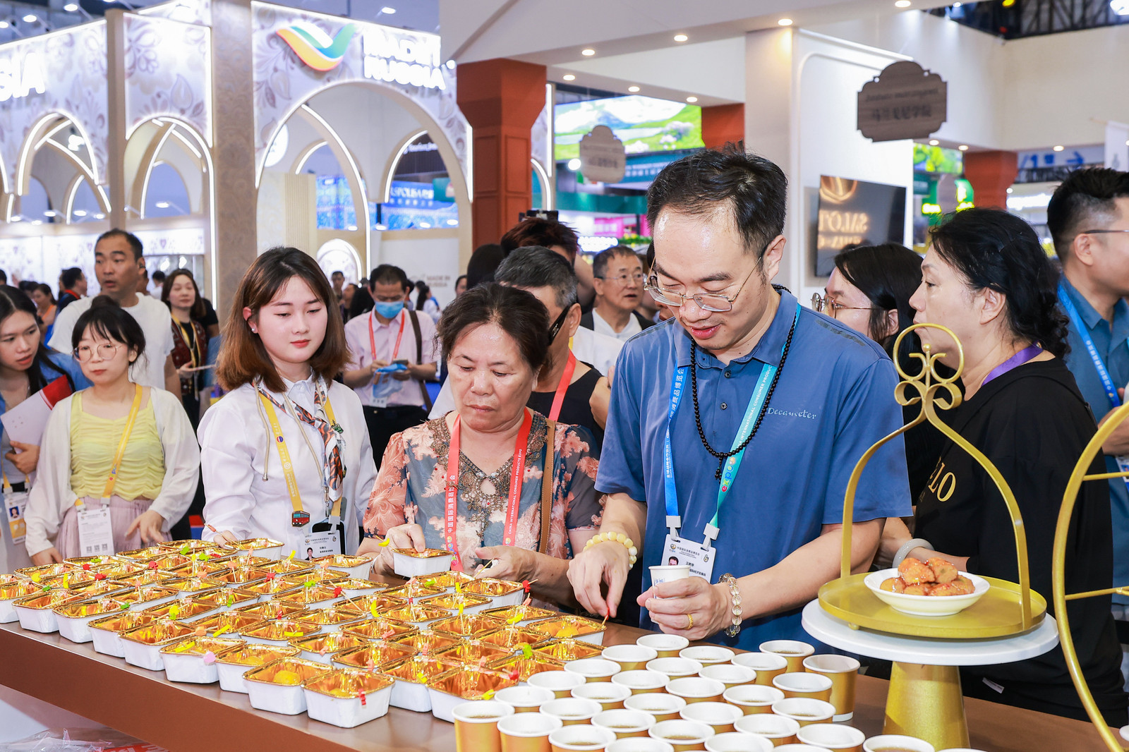 图：“香港时尚馆”定时提供咖喱鱼蛋、港式柠檬茶等