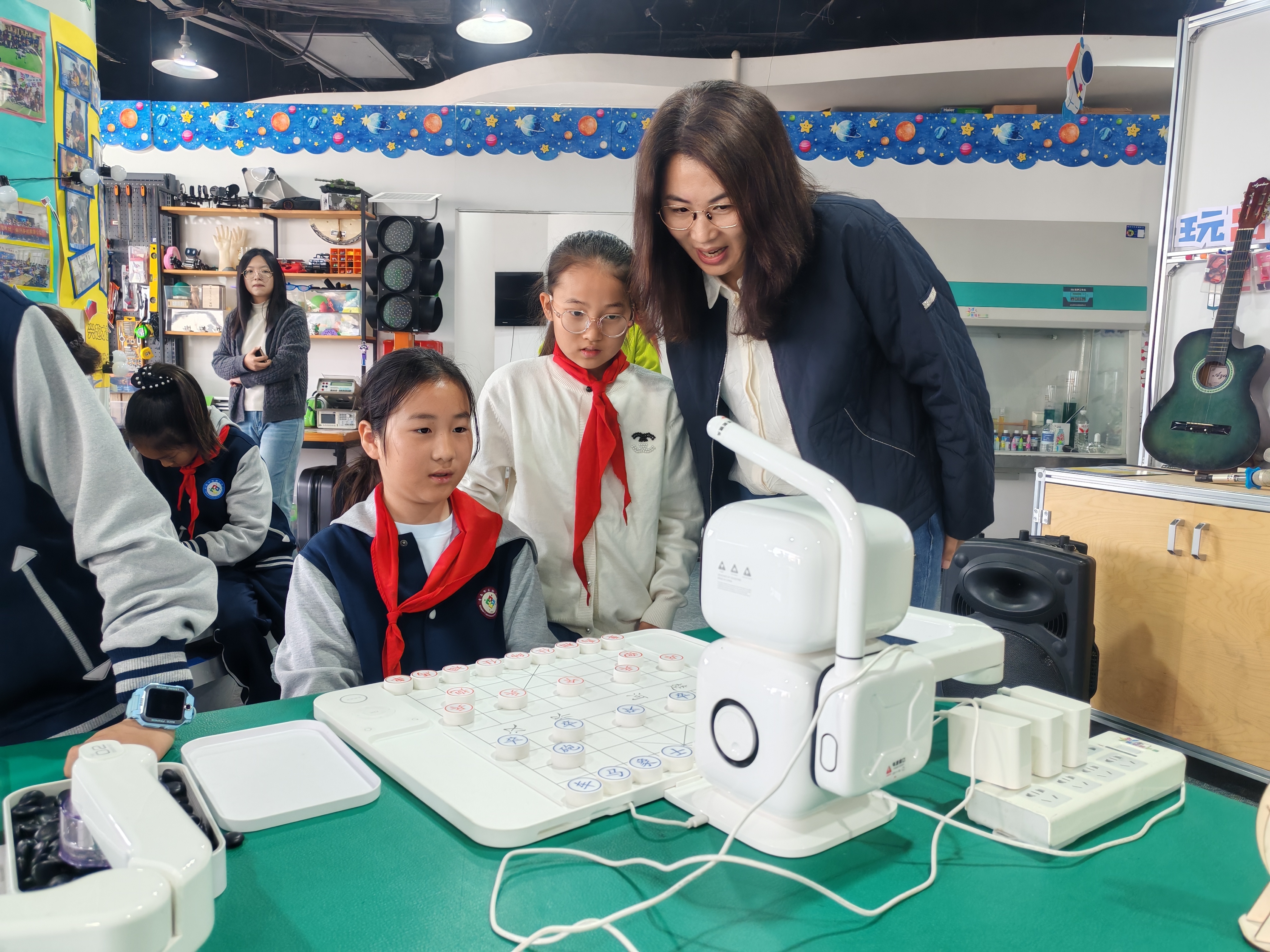 疯狂科学嗨翻天！解锁奇妙新世界——青岛市实验小学四五中队开展STEM科创研学活动