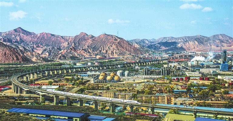 城际列车穿越石化城　新甘肃&middot;甘肃日报通讯员　赵钰