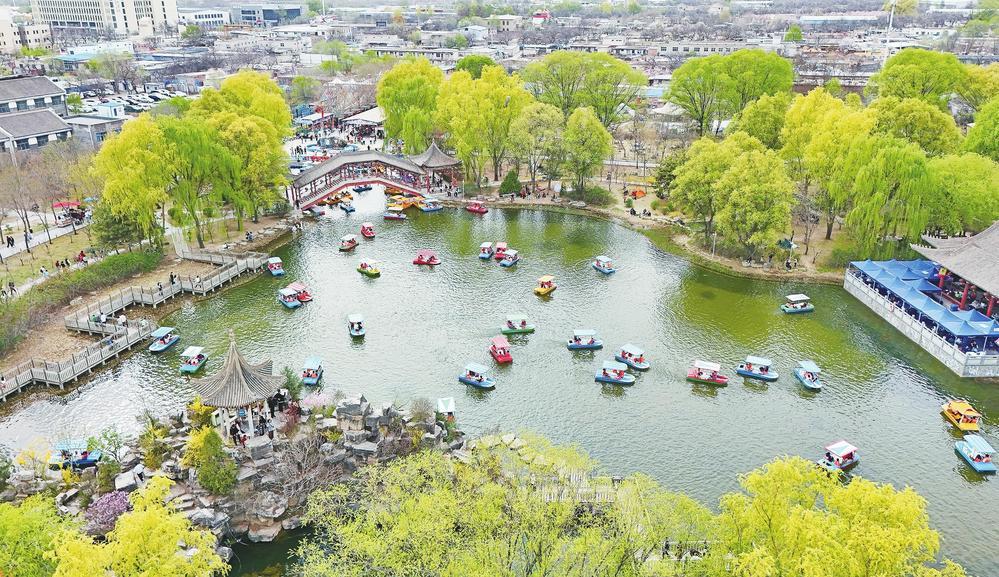 游客在兰州仁寿山公园泛舟赏花