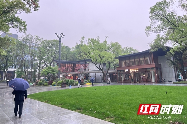 连通湖南省博物馆与湖南烈士公园的广场。