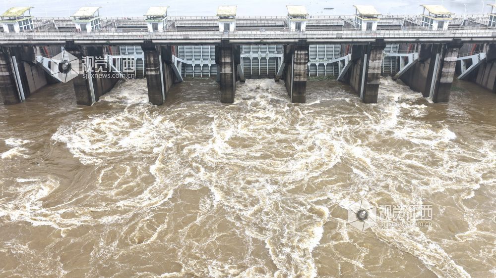 2026年4月13日，江西省吉安市峡江县水利枢纽大坝开闸泄洪。