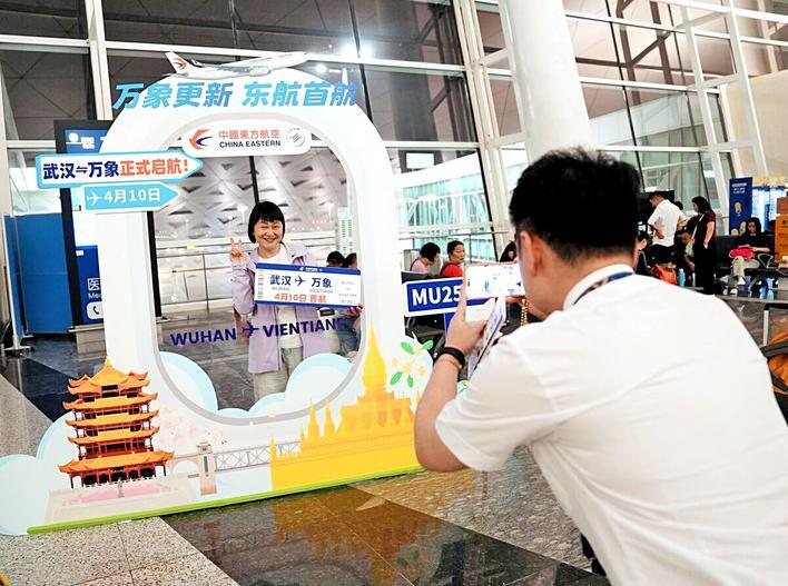 搭客与打卡立牌合影 通信员供图