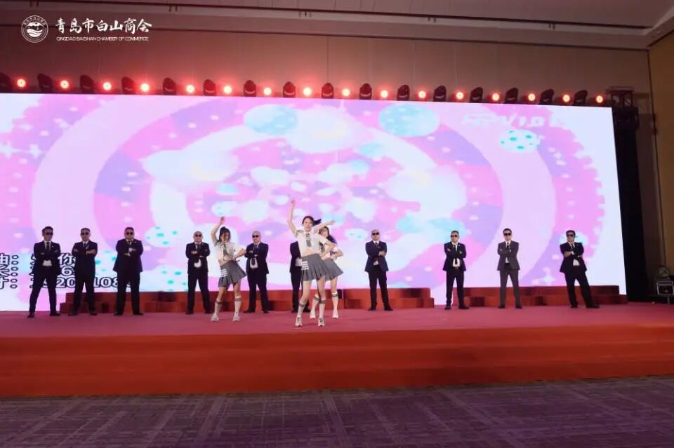 （13位会员企业家表演舞蹈《爱你》）