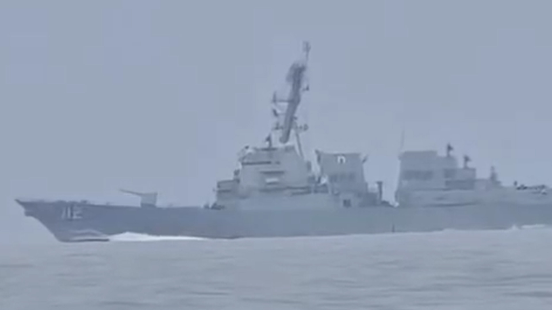 打脸特朗普！伊朗公布驱离美军舰视频，称美舰“采取多项欺骗手段”，欲蒙混通过霍尔木兹未果