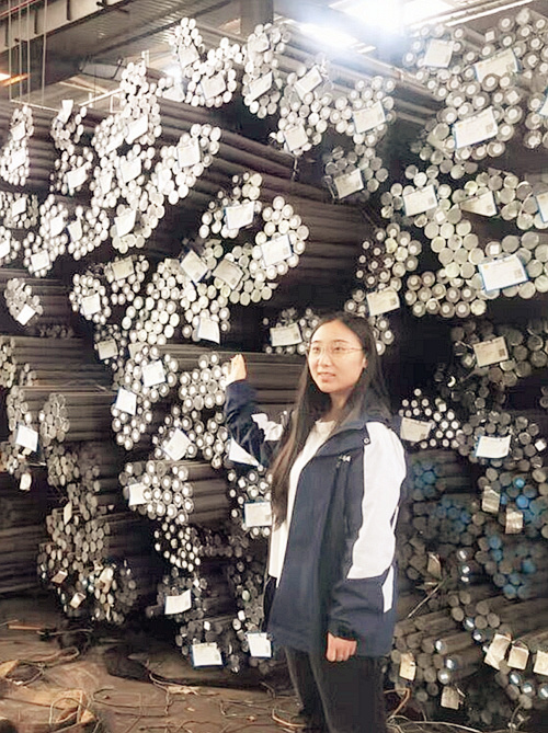 3月16日，邢台军华机械科技有限公司原料仓储区，企业人员介绍刚刚集采的轴承钢原材料。 本报记者 姜 艳摄