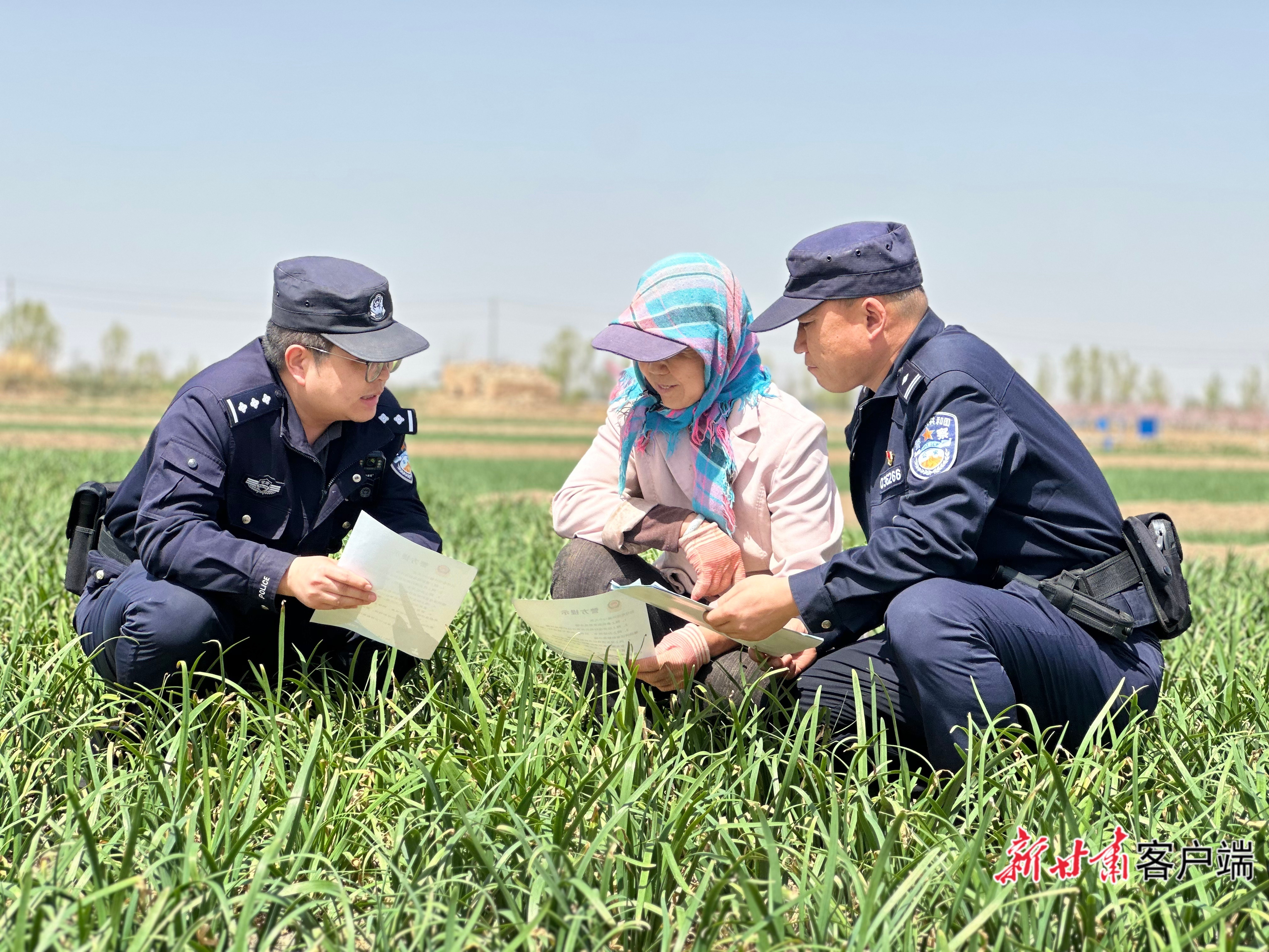 东湾派出所跟随农户的劳作节奏开展信息采集、矛盾摸排等工作　本文图片均由白银市公安局提供