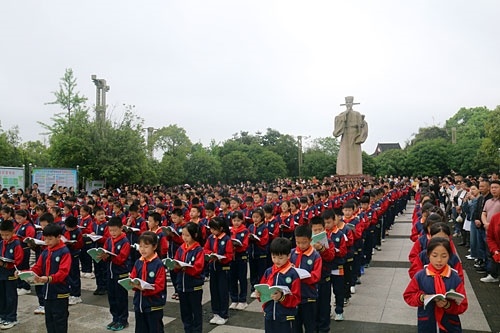 永丰县恩江小学师生在永叔公园集体诵读红色经典。 （永丰县委宣传部供图）