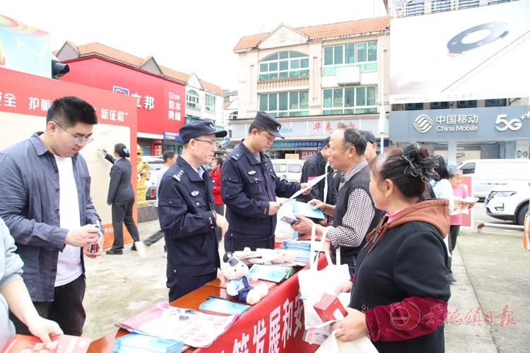 工作人员向群众普及国家安全相关知识