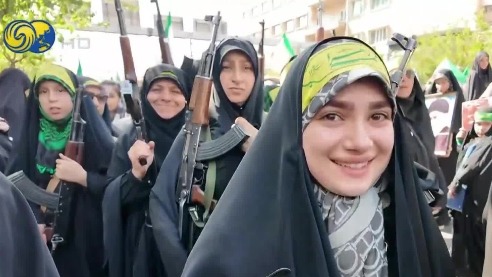 德黑兰首次举行女民兵大阅兵