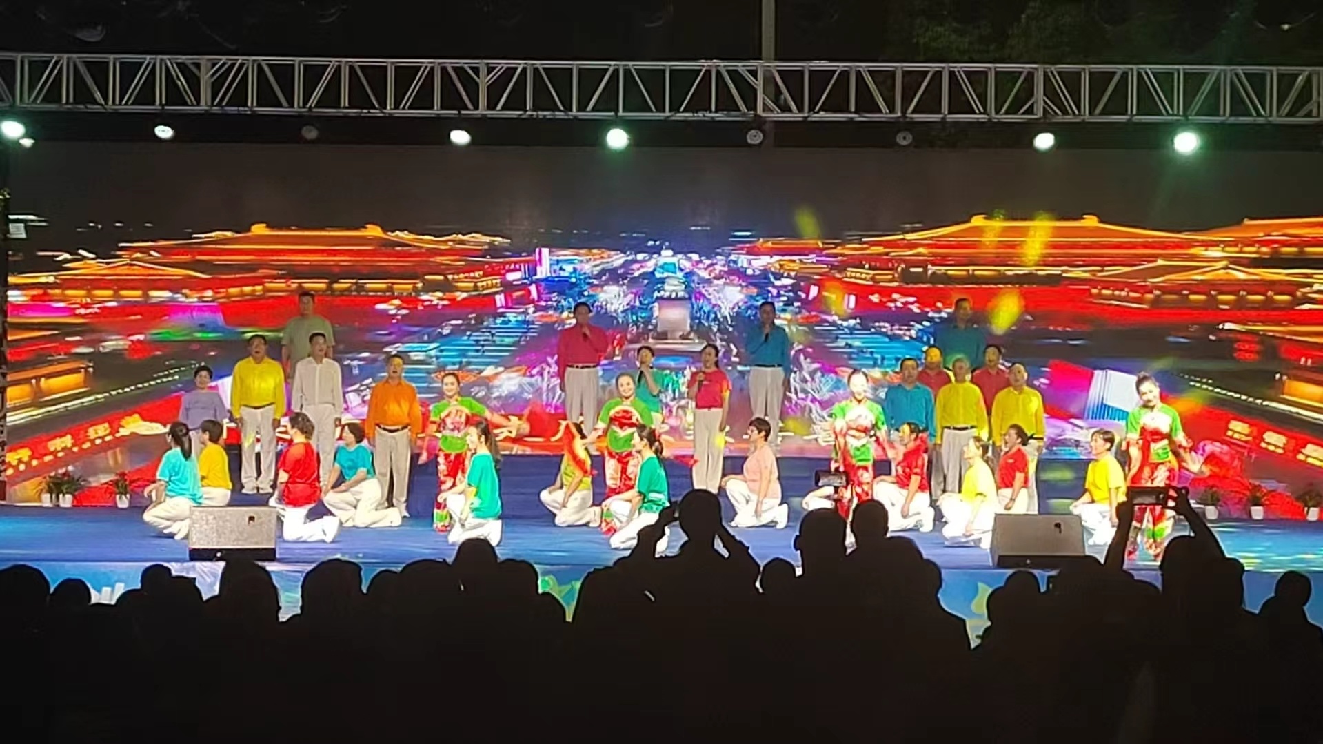 浮梁县举办“创瓷源文明城，筑茶乡安全墙”国家安全主题文艺汇演