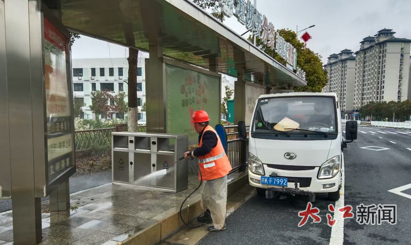 闻“汛”而动！新余仙女湖区连夜疏通积水，拆除围挡保畅通